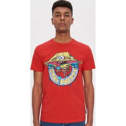 T-shirt z nadrukiem SpongeBob - Czerwony. Czerwone t-shirty męskie House, s, z nadrukiem, bez kołnierzyka. W wyprzedaży za 39,99 zł.
