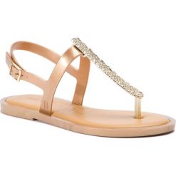 Sandały MELISSA - Slim Sandal II Ad 32601 Gold 19701. Żółte klapki damskie Melissa, bez wzorów, z tworzywa sztucznego, bez obcasa, na obcasie. W wyprzedaży za 199,00 zł.