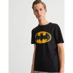 T-shirt z nadrukiem - Czarny. Czarne t-shirty męskie z nadrukiem Reserved, l. Za 59,99 zł.