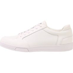 Calvin Klein BALIN Sneakersy niskie white. Białe sneakersy męskie Calvin Klein, bez zapięcia. Za 719,00 zł.