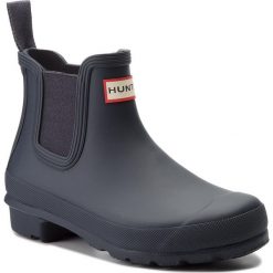 Kalosze HUNTER - Original Chelsea WFS2006RMA Navy. Niebieskie kalosze damskie Hunter, z tworzywa sztucznego, bez obcasa, bez zapięcia. W wyprzedaży za 399,00 zł.