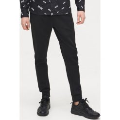 Joggery basic - Czarny. Czarne spodnie męskie Cropp, s. Za 69,99 zł.