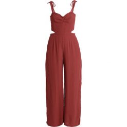 Abercrombie & Fitch Kombinezon red. Czerwone kombinezony damskie marki Abercrombie & Fitch, l, z wiskozy. Za 389,00 zł.