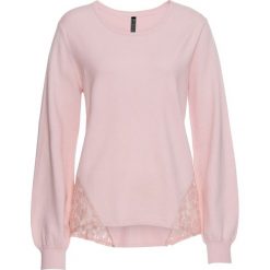 Sweter z koronkowymi wstawkami bonprix pastelowy jasnoróżowy. Różowe swetry damskie bonprix, bez wzorów, z koronki, bez rękawów, bez kaptura. Za 54,99 zł.