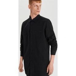 Gładka koszula - Czarny. Czarne koszule męskie Cropp, s, bez wzorów, bez kołnierzyka, bez rękawów. W wyprzedaży za 59,99 zł.