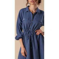 Rozkloszowana sukienka szmizjerka z wiązaniem w pasie. Sukienki damskie Made in Poland, s, bez wzorów, z elastanu, bez kołnierzyka, bez rękawów, rozkloszowane. Za 229,00 zł.