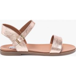 Steve Madden - Sandały. Różowe klapki damskie Steve Madden, bez wzorów, ze skóry, bez obcasa, na płaskiej podeszwie. W wyprzedaży za 159,90 zł.