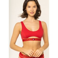 Biustonosz braletka TOMMY HILFIGER Cut Out Pull-On UW0UW02014. Czerwone biustonosze TOMMY HILFIGER, bez wzorów, z elastanu. W wyprzedaży za 99,00 zł.