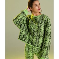 Neonowa bluza z wężowym wzorem - Zielony. Zielone bluzy damskie marki Cropp, bez wzorów, bez rękawów, bez kaptura. Za 99,99 zł.
