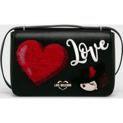 Love Moschino - Torebka. Czarne listonoszki damskie Love Moschino, w paski, ze skóry, na ramię, małe, z aplikacjami. W wyprzedaży za 629,90 zł.