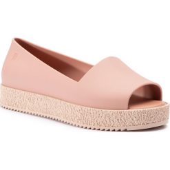 Półbuty MELISSA - Puzzle Ad 31882 Pink/Beige 52405. Różowe półbuty damskie Melissa, bez wzorów, z tworzywa sztucznego, bez obcasa, na płaskiej podeszwie, bez zapięcia. W wyprzedaży za 199,00 zł.