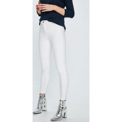 Review - Jeansy Minnie. Białe jeansy damskie skinny marki Review, z elastanu. W wyprzedaży za 89,90 zł.