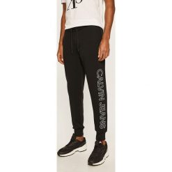 Calvin Klein Jeans - Spodnie. Niebieskie spodnie męskie Calvin Klein Jeans, xl, z nadrukiem, z bawełny. W wyprzedaży za 249,90 zł.