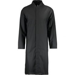Rains MACKINTOSH Parka black. Czarne płaszcze męskie marki Rains, s, bez wzorów, z poliesteru, bez kaptura. Za 399,00 zł.