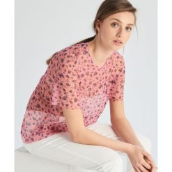 T-shirt w kwiaty - Wielobarwny. Szare t-shirty damskie Sinsay, s, w kwiaty, bez kołnierzyka. W wyprzedaży za 14,99 zł.