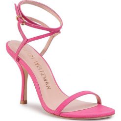 Sandały STUART WEITZMAN - Merinda S5570 Peonia. Różowe klapki damskie Stuart Weitzman, bez wzorów, ze skóry, bez obcasa, na obcasie. W wyprzedaży za 1019,00 zł.