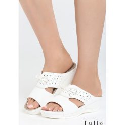 Białe Klapki Charming Bows. Białe koturny damskie Born2be, na wysokim obcasie, na koturnie, bez zapięcia. Za 89,99 zł.