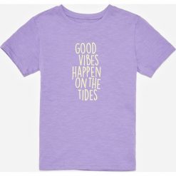 Bawełniany t-shirt z napisem - Fioletowy. Fioletowe t-shirty męskie Reserved, z napisami, z bawełny, bez kołnierzyka. Za 14,99 zł.