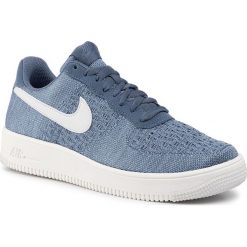 Buty NIKE - Air Force 1 Flyknit 2.0 CI0051 400 Ocean Fog/ Summit White. Niebieskie półbuty męskie Nike, na co dzień, bez wzorów, ze skóry ekologicznej, eleganckie, bez zapięcia. W wyprzedaży za 399,00 zł.