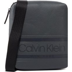Saszetka CALVIN KLEIN - Striped Logo Pu Mini Reporter K50K505648 PBL. Szare torby męskie skórzane Calvin Klein, bez wzorów, ze skóry ekologicznej, młodzieżowe. W wyprzedaży za 219,00 zł.
