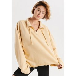 Bluza oversize typu track jacket - Kremowy. Białe bluzy damskie Cropp, bez wzorów, bez rękawów, bez kaptura. Za 99,99 zł.