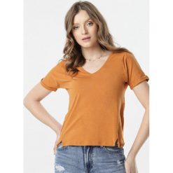 Jasnobrązowy T-shirt Echiseise. Bluzki damskie Born2be, s, bez wzorów, z dzianiny, bez kołnierzyka, z krótkim rękawem. Za 49,99 zł.