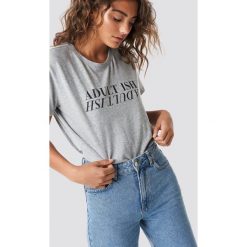 T-shirty damskie: Astrid Olsen x NA-KD T-shirt Adult Ish - Grey