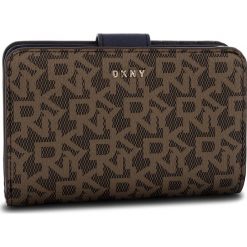 Duży Portfel Damski DKNY - Bryant Sm Carryall R831J659 Macha Logo-Nvy 6MN. Brązowe portfele damskie DKNY, ze skóry ekologicznej. Za 419,00 zł.