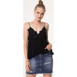 Czarny Top Spring In. Bluzki damskie Born2be. Za 59,99 zł.