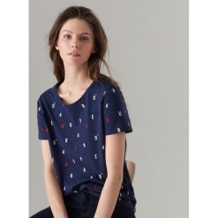 Bawełniana koszulka oversize - Niebieski. Niebieskie koszulki damskie Mohito, s, bez wzorów, z bawełny, bez kołnierzyka, bez rękawów. Za 49,99 zł.