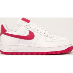 Nike Sportswear - Buty Air Force 1 '07. Białe buty sportowe damskie Nike Sportswear, bez wzorów, ze skóry, sportowe. Za 419,90 zł.