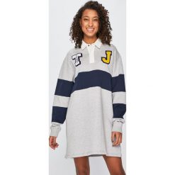 Tommy Jeans - Sukienka. Szare sukienki damskie Tommy Jeans, na co dzień, s, z nadrukiem, z bawełny, casualowe, bez kołnierzyka, z krótkim rękawem, krótkie, mini, proste. Za 499,90 zł.