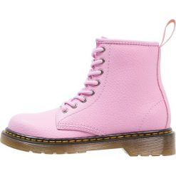 Dr. Martens DELANEY Botki sznurowane mallow pink. Czerwone botki damskie skórzane marki Dr. Martens, na sznurówki. W wyprzedaży za 377,10 zł.