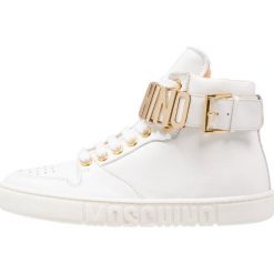MOSCHINO Tenisówki i Trampki wysokie bianco. Białe trampki dziewczęce marki MOSCHINO, ze skóry. W wyprzedaży za 1056,30 zł.