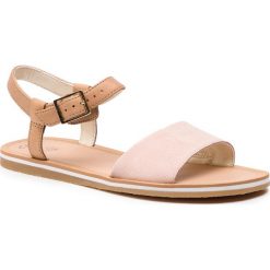 Sandały CLARKS - Skylark Pure Y 261423056 Pink Combi Lea. Różowe klapki damskie Clarks, bez wzorów, z zamszu, bez obcasa. W wyprzedaży za 189,00 zł.