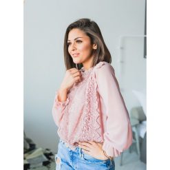 BLUZKA SANDRA PINK. Różowe bluzki damskie Fanaberia.com, w koronkowe wzory, z koronki, eleganckie, z klasycznym kołnierzykiem, bez rękawów. Za 69,00 zł.