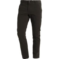 Chinosy męskie: DOCKERS ALPHA Spodnie materiałowe olive brown