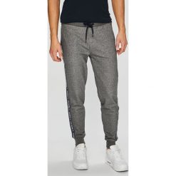 Tommy Hilfiger - Spodnie. Szare spodnie męskie TOMMY HILFIGER, na co dzień, m, bez wzorów, z bawełny, casualowe. Za 299,90 zł.