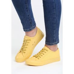 Żółte Trampki Low Down. Żółte trampki i tenisówki damskie marki Born2be, na sznurówki. Za 59,99 zł.