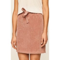 Only - Spódnica. Różowe spódniczki damskie ONLY, na co dzień, bez wzorów, z elastanu, casualowe, mini, proste. W wyprzedaży za 114,90 zł.
