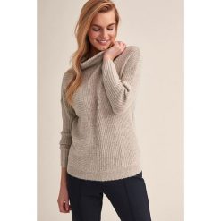 Sweter w kolorze beżowym. Brązowe swetry damskie TATUUM, l, bez wzorów, bez rękawów, bez kaptura. W wyprzedaży za 119,95 zł.
