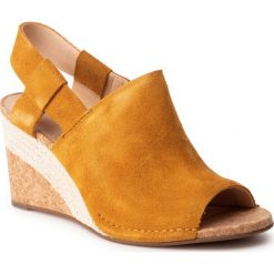 Espadryle CLARKS - Spiced Bay 261392564 Ochre Suede. Żółte espadryle damskie Clarks, bez wzorów, ze skóry, bez obcasa, na obcasie. W wyprzedaży za 269,00 zł.