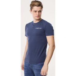 Granatowa Koszulka Printability. Szare koszulki męskie Born2be, xl, z nadrukiem, z dzianiny, z okrągłym kołnierzem, z krótkim rękawem, krótkie. Za 39,99 zł.