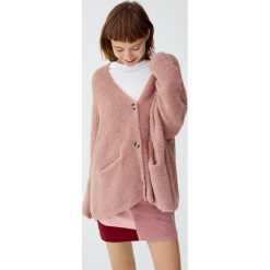 Kardigan ze sztucznego futerka z guzikami. Różowe kardigany damskie marki Pull&Bear. Za 109,00 zł.
