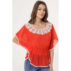 Czerwona Bluzka Belimp. Czerwone bluzki damskie Born2be, s, w koronkowe wzory, z koronki, bez kołnierzyka, z krótkim rękawem. Za 29,99 zł.