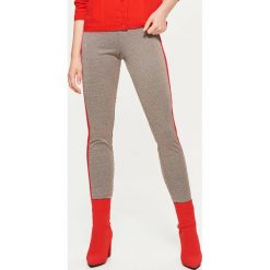Legginsy: Jegginsy z czerwonym lampasem - Brązowy