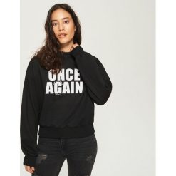 Bluza z napisem - Czarny. Czarne bluzy damskie marki Sinsay, m, z napisami. W wyprzedaży za 19,99 zł.
