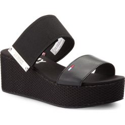 Klapki TOMMY JEANS - Material Mix Flatform Sandal EN0EN00217 Black 990. Czarne klapki damskie Tommy Jeans, z aplikacjami, z jeansu, bez obcasa, na obcasie. W wyprzedaży za 249,00 zł.