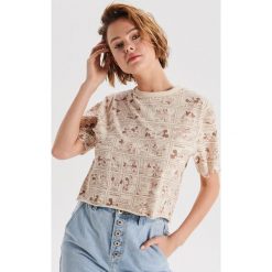 Koszulka z komiksowym nadrukiem Mickey Mouse - Kremowy. Białe koszulki damskie Cropp, s, z nadrukiem, bez kołnierzyka, bez rękawów. W wyprzedaży za 19,99 zł.