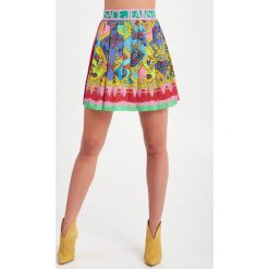 SPÓDNICA VERSACE JEANS COUTURE. Spódniczki damskie Versace Jeans Couture, s, bez wzorów, z jeansu, klasyczne, dopasowane. Za 1289,00 zł.